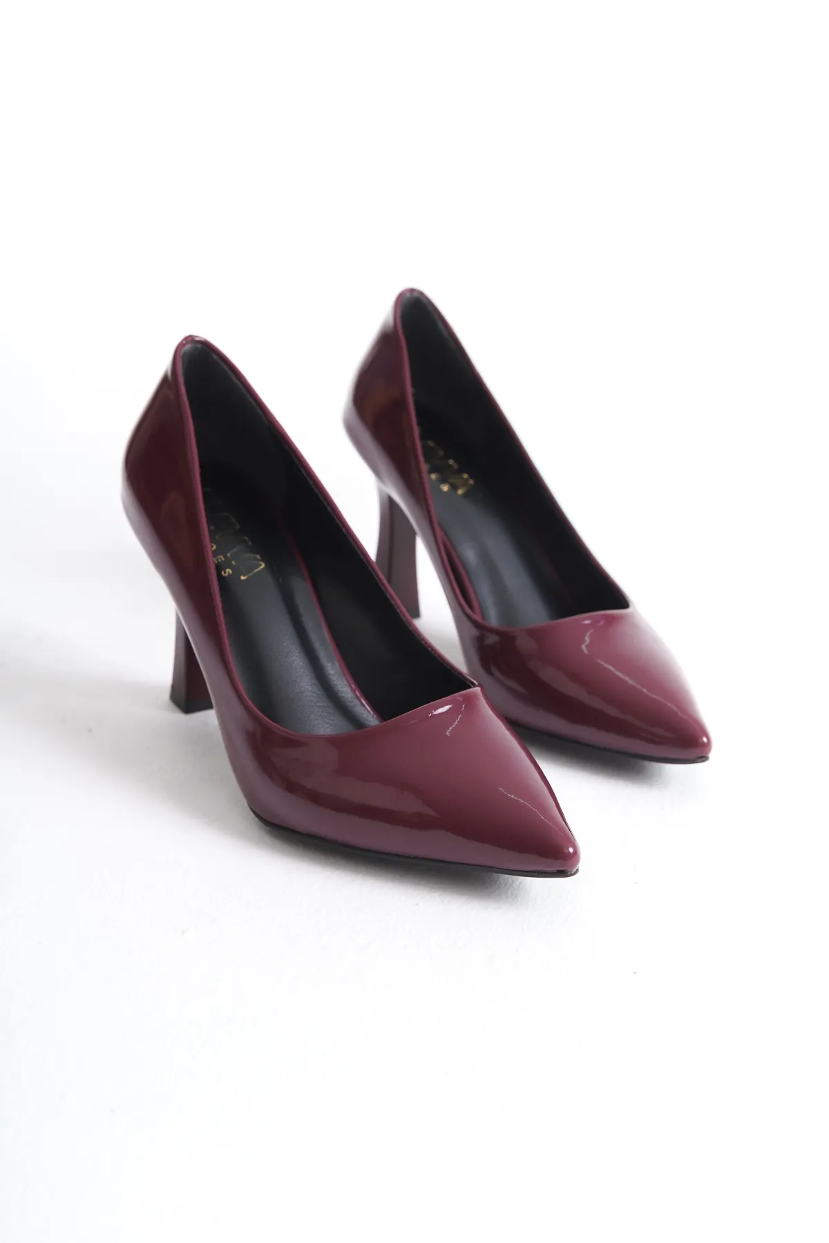 Bordo-Rugan-Kadeh-Topuklu-Stiletto-9cm-Zarif-Sik-Kadin-Ayakkabisi5.webp Bordo Rugan Kadeh Topuklu Stiletto - 9 cm | Zarif ve Şık Kadın Ayakkabısı - Görsel 1