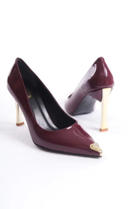 Stiletto Altın Topuklu Önü Tokalı Bordo Rugan - 9 cm ile Zarif ve Göz Alıcı Şıklık